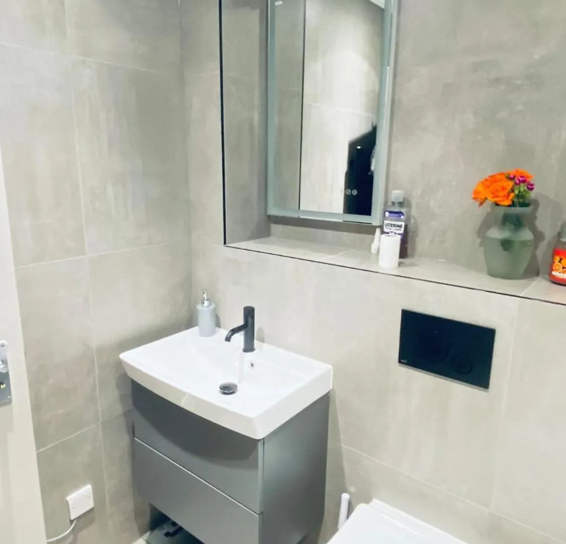 Shadwell - Walking Distance To Tower Bridge, Two Stations In Close Proximity London Homestay